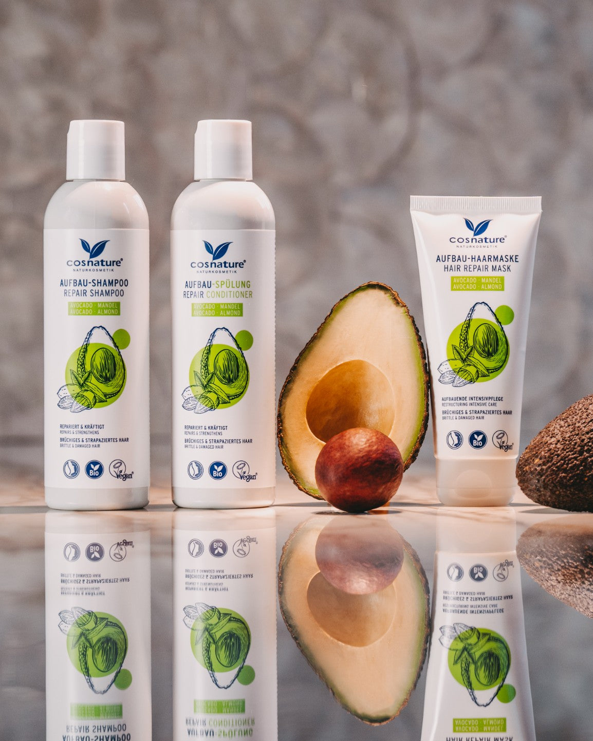 Cosnature BIO Naturalny regenerujący szampon do włosów z awokado i migdałami 250 ml