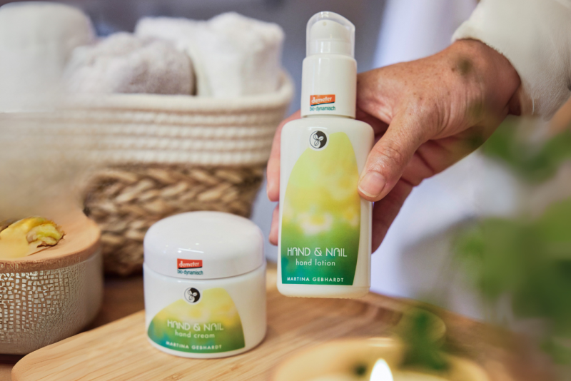 Regenerujący krem z rumiankiem do rąk i paznokci Martina Gebhardt 100 ml
